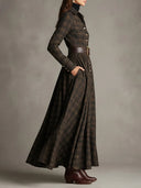Robe-chemise longue à carreaux marron et noir avec col à revers et boutonnage simple
