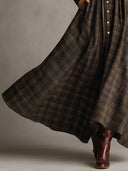 Robe-chemise longue à carreaux marron et noir avec col à revers et boutonnage simple