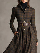 Robe-chemise longue à carreaux marron et noir avec col à revers et boutonnage simple