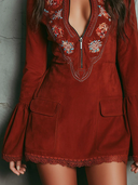 Rochie mini vintage roșu ruginiu cu mâneci clopot brodate, din piele întoarsă sintetică și dantelă