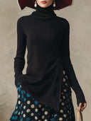 Elegantes schwarzes Strickoberteil mit hohem Kragen und Seitenschlitz und dunkelblauem Satinrock mit Polka-Dots Set