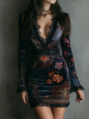 Vestido Mini Bodycon de Veludo com Estampa Floral Boho, Decote em V e Acabamento em Renda
