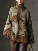 Maglione verde mimetico a collo alto largo con maniche lunghe