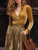 Conjunto vintage de camisa de terciopelo dorado con cuello en V y mangas largas y falda con bolsillo y estampado de leopardo