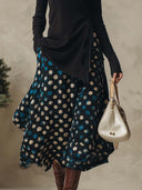 Elegantes schwarzes Strickoberteil mit hohem Kragen und Seitenschlitz und dunkelblauem Satinrock mit Polka-Dots Set