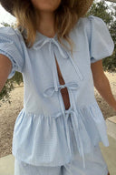 Blusa in cotone con peplo e nodo frontale, pantaloncini
