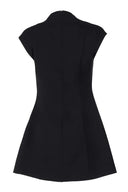 Robe courte plissée Evelyn à manches courtes cape