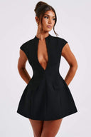 Robe courte plissée Evelyn à manches courtes cape