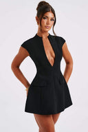 Robe courte plissée Evelyn à manches courtes cape