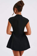 Robe courte plissée Evelyn à manches courtes cape