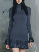 Vestido curto de malha com gola alta retro, punhos em renda e bainha plissada