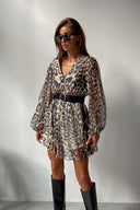 Vestido Mini de Chiffon Gail com Estampa, Decote em V e Cinto