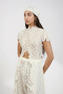 Top met hoge hals, kant en cut-outs