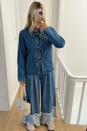 Dunkelblaue Jeansjacke mit Krawatte