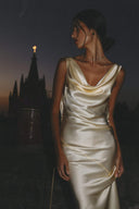 Persis Rückenfreies Maxikleid aus Satin mit Wasserfallausschnitt