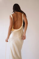 Persis Rückenfreies Maxikleid aus Satin mit Wasserfallausschnitt