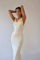 Persis Rückenfreies Maxikleid aus Satin mit Wasserfallausschnitt