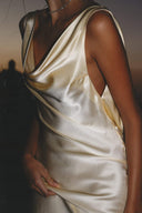 Persis Rückenfreies Maxikleid aus Satin mit Wasserfallausschnitt