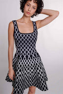 Rochie mini tricotată Mona cu imprimeu abstract și decolteu pătrat