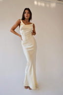 Persis Rückenfreies Maxikleid aus Satin mit Wasserfallausschnitt