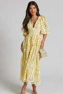 Robe midi Sandra en dentelle brodée avec découpes