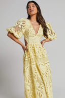 Robe midi Sandra en dentelle brodée avec découpes